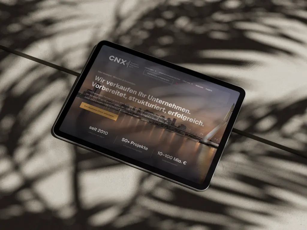 Website von CNX Transaction Partners auf einem Tablet